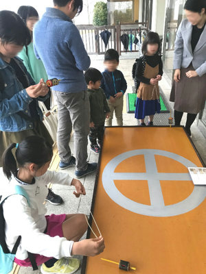 神代独楽体験コーナーの様子(子どもが独楽挑戦中)