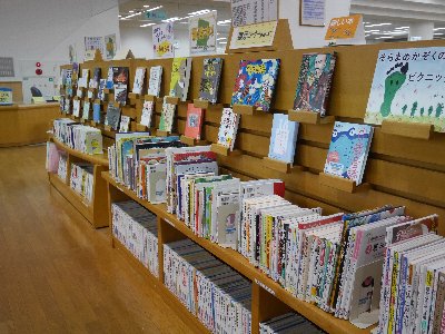佐土原図書館内・本棚の様子