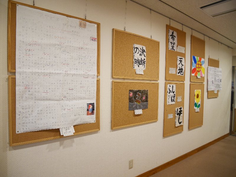 夏休み作品展の様子（北側通路）