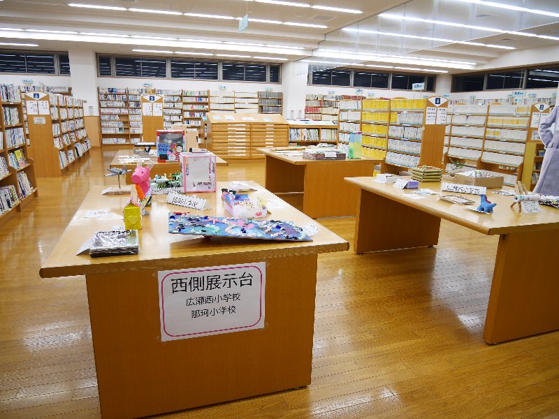 夏休み作品展の様子（西側展示台）