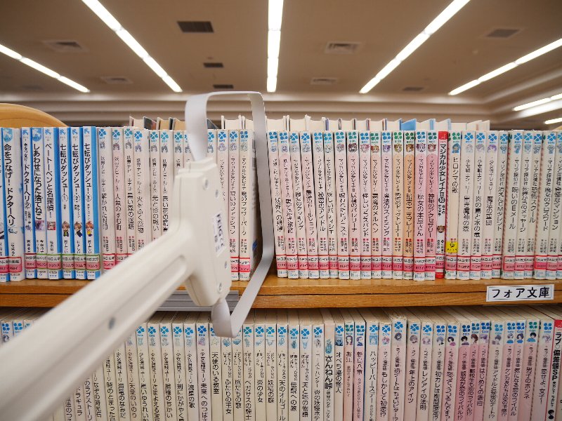 蔵書点検の様子(読み取り機)