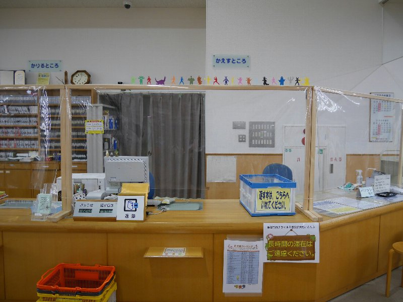 佐土原図書館カウンターの様子