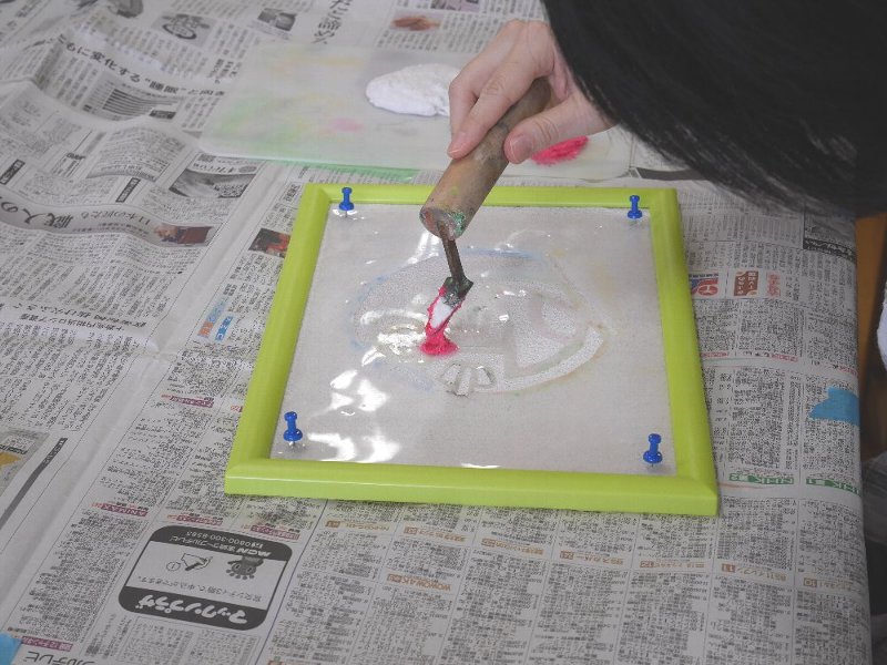 左官絵体験の様子(色塗り)