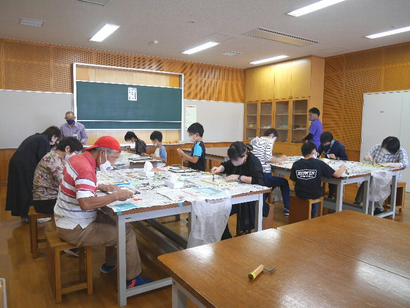 左官絵体験の様子(会場全体)
