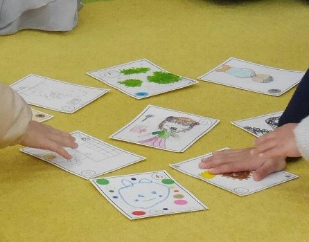 かるたで遊んでいる様子
