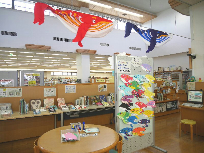 くじらのぼりの展示の様子（図書館内）