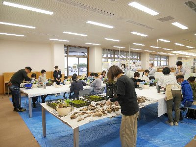 園芸装飾体験の様子・写真（全体）