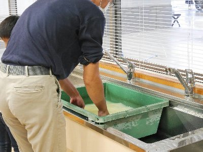 板金体験の様子・写真（作業中2）