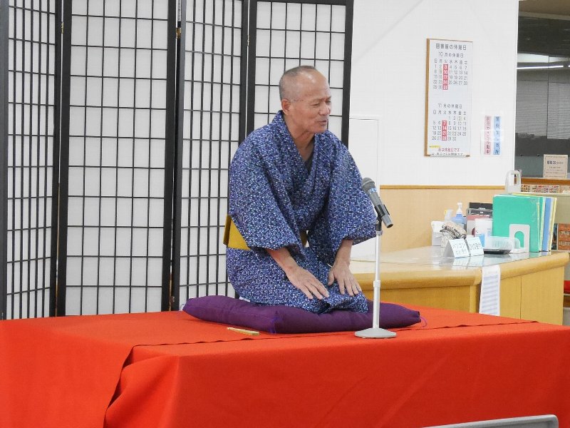 開館記念落語会・くじら亭六弦の様子・アップ（写真）