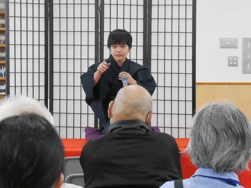 開館記念落語会・くじら亭六弦の様子・アップ（写真）