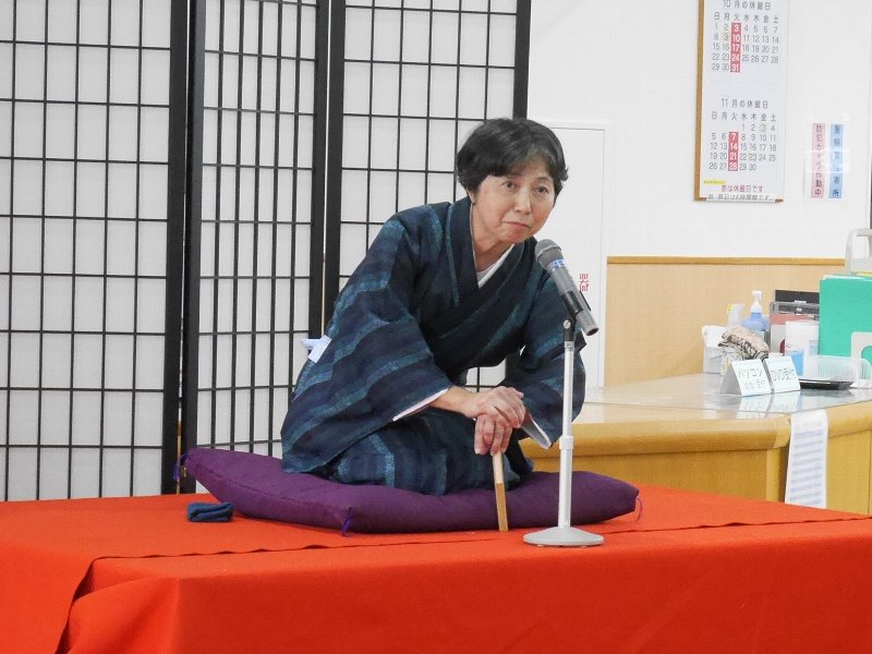 開館記念落語会・くじら亭小菊の様子・アップ（写真）