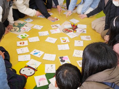 さどわらだけかるたで遊んでいる様子