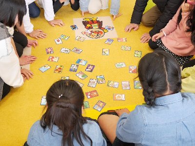 ひむかかるたで遊んでいる様子