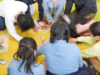 ひむかかるたで札を取る時の様子