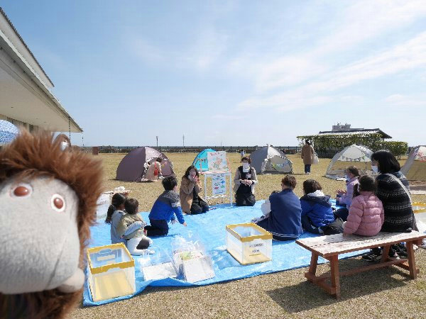 3月10日、青空おはなし会の様子（まーだだよ大型絵本）