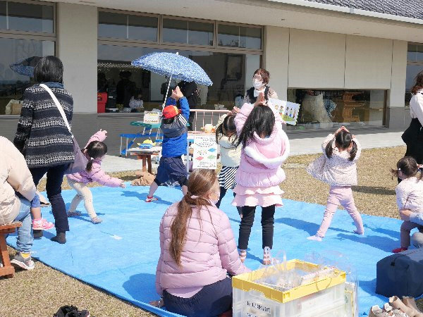 3月10日、青空おはなし会の様子（きみはライオン）