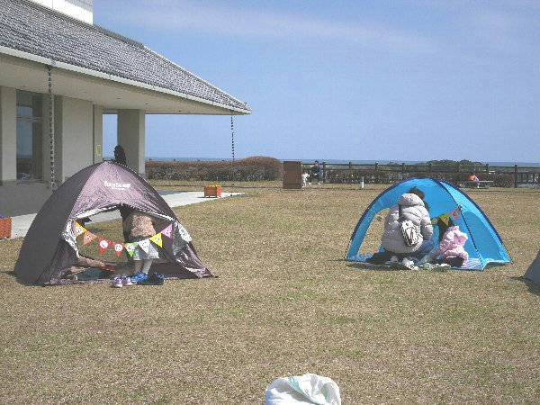 3月10日、ブックピクニックの様子（青空とテント）