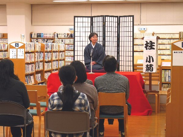 桜月落語会　柱小菊の様子