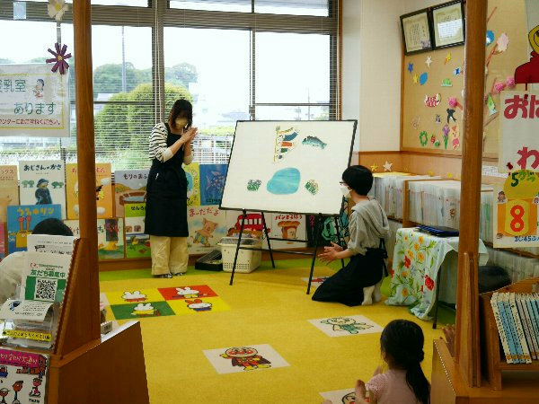くじらのぼりおはなし会の様子（パネルシアター）