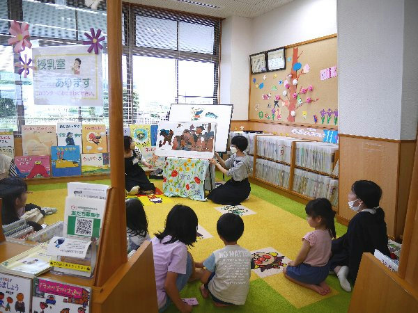 くじらのぼりおはなし会の様子（大型絵本）