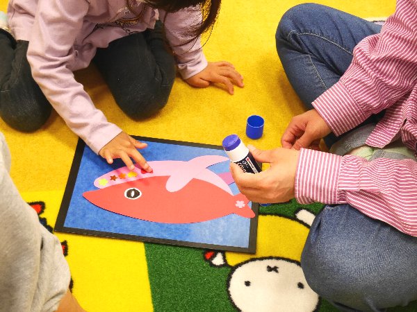 カラフルくじら作成の様子（赤ピンクのくじら）