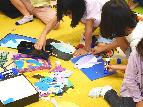 カラフルくじら作成の様子（みんなでパーツを選んでいるところ）