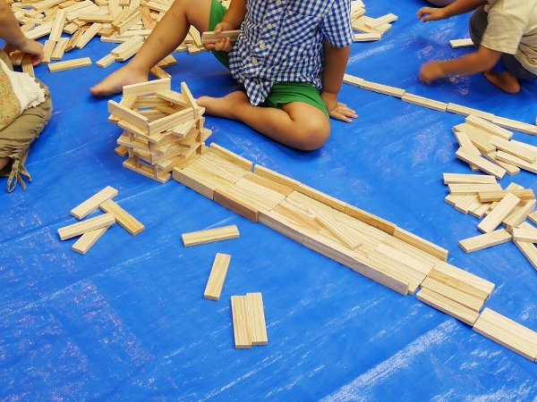 2018年7月にからからつみきで遊んだときの様子(道路を作るこども)