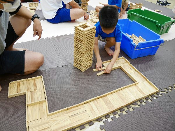 「つみきであそぼう！」の様子（道路を作っているところ）
