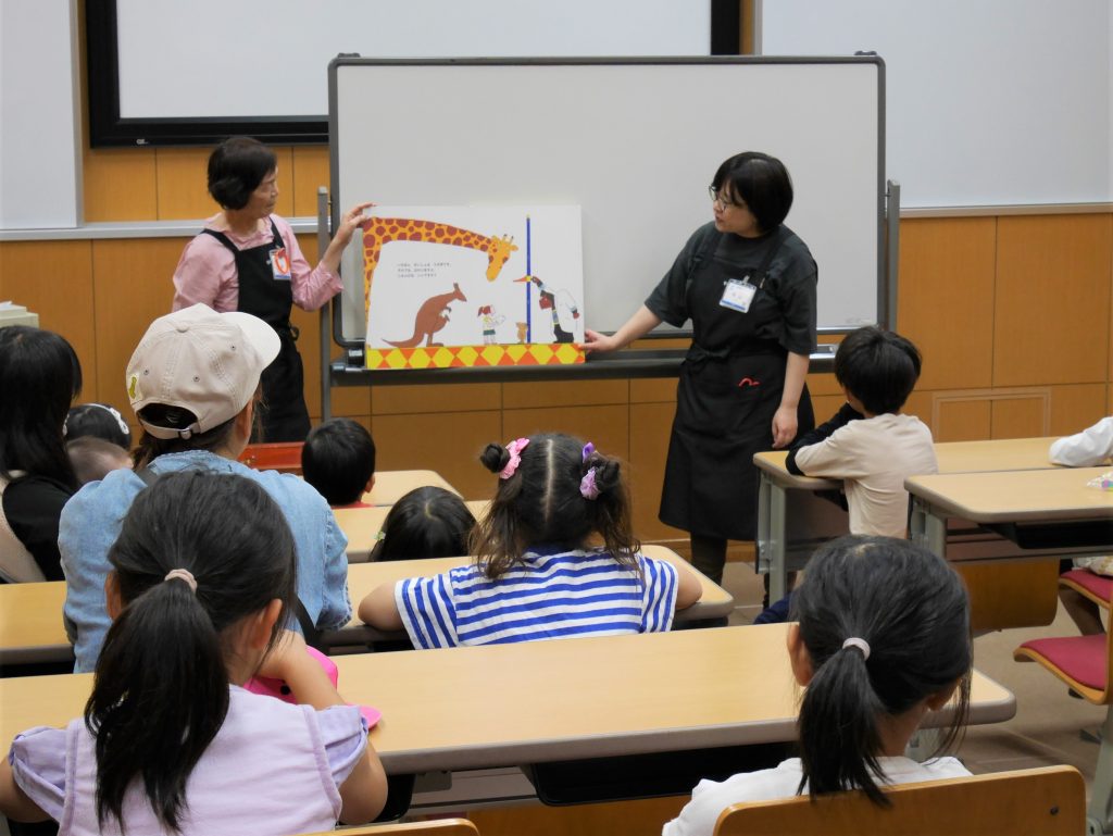 大型絵本のよみきかせの様子