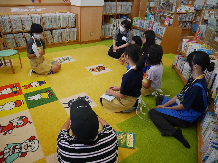 読み聞かせをしている様子