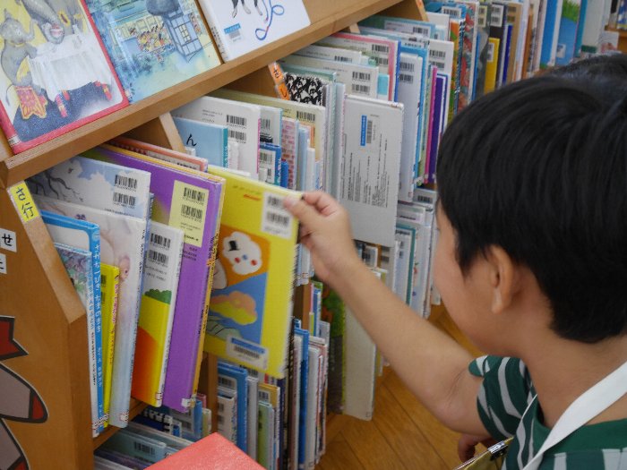 絵本を選んでいる様子