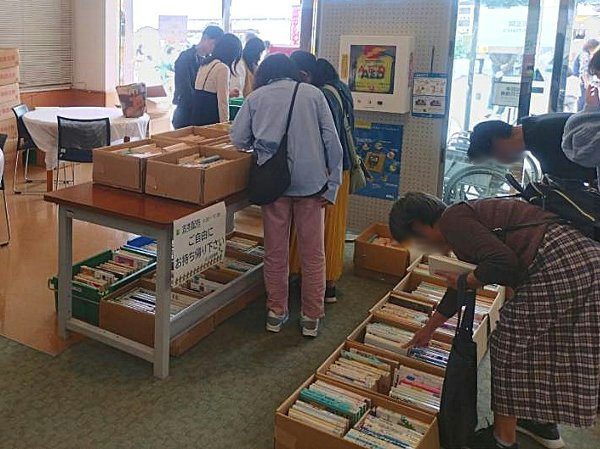 古本を手に取る方たち