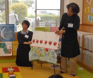 大型絵本の読み聞かせ